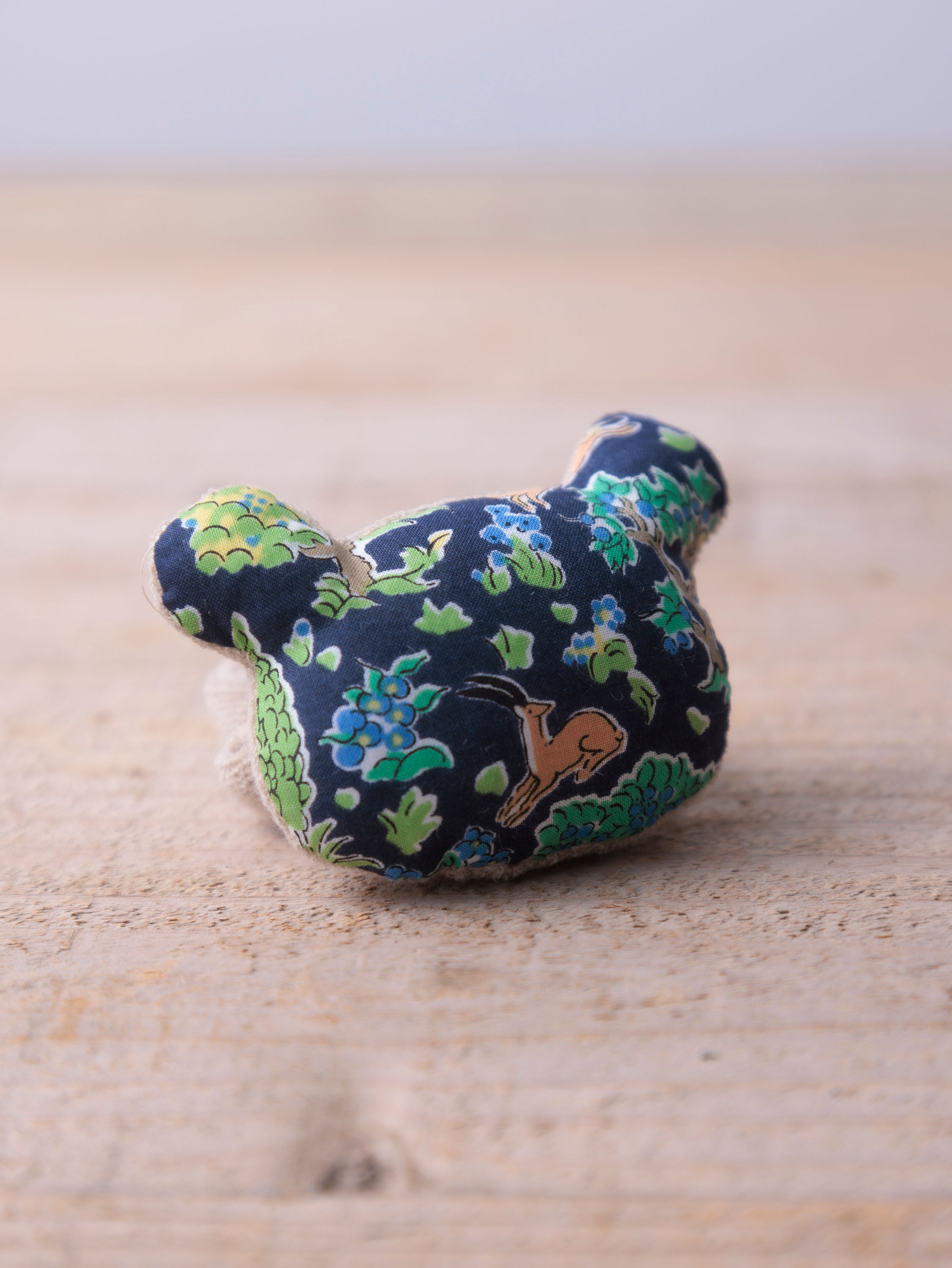 リバティプリントリストガラガラ（Ｅｉｔｏ　Ｂｌｏｔｃｈ／スマイリーくまさん）＿ネイビー（Ｒ－２５０７１０ＮＶ）