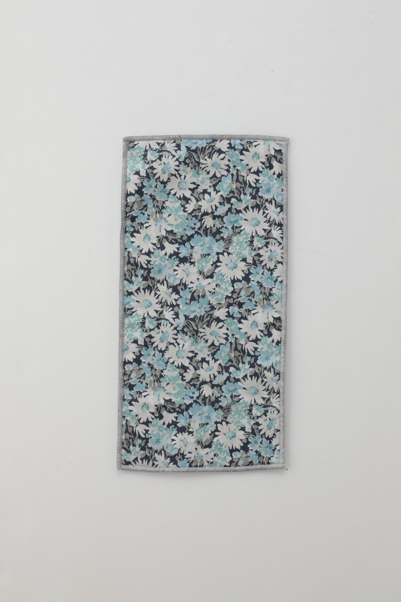 リバティプリントハーフハンカチ（ｌｍｏｇｅｎｅ）＿サックス（Ｌ－２５０２０３ＳＸ）