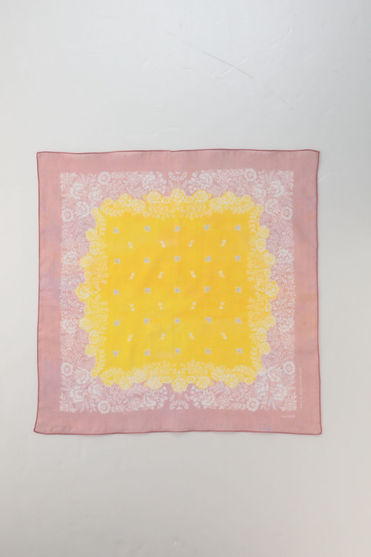 ガーゼ大判ハンカチ（ヴィンテージフラワー）＿ブラウン✕イエロー（Ｌ－２５０３０１ＢＲ✕ＹＥ）