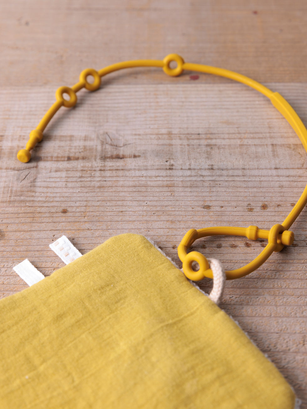 シリコンストラップとおもちゃハンカチ(やさしいガーゼ)_ イエロー(R-250803YE)