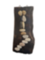 תמונה מחלוקי נחל על גבי עץ