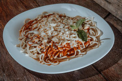Espaguetis Napolitano / salsa especial, 3 quesos.