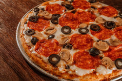 Pizza 3 gracias, Pepperoni, Champiñones y Aceitunas Negras + 3 quesos