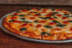 Pizza Miramar / Camarones con Espinacas en su punto azucarado, + 3 quesos