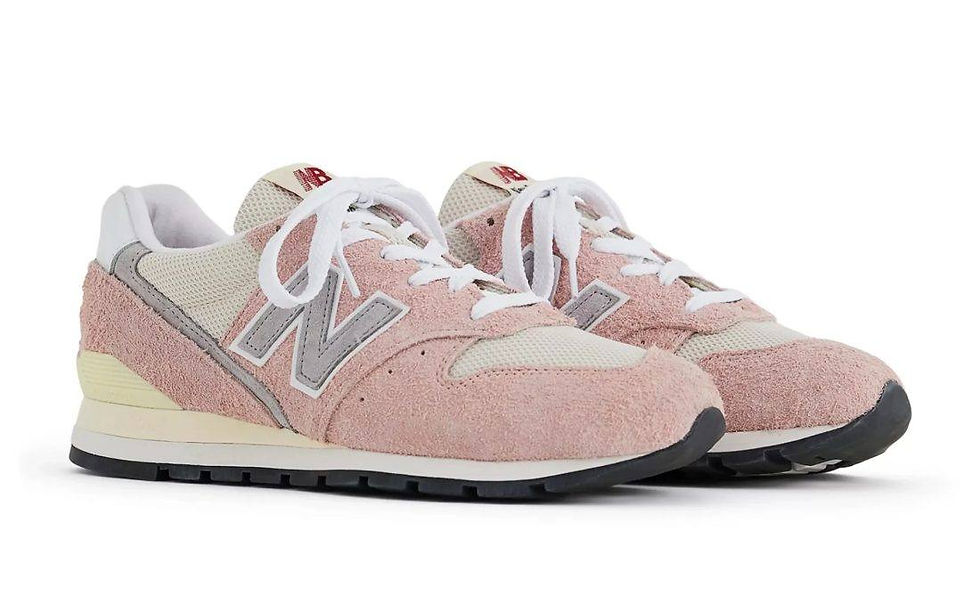 La New Balance 996 Pink Haze arbore un design saisissant qui ne manquera pas de captiver les amateurs de sneakers. L'empeigne en daim rose dégage une aura de douceur et de sophistication, tandis que le mesh sail apporte une touche de légèreté et de respirabilité. Cette combinaison harmonieuse de matériaux de première qualité reflète l'engagement de New Balance envers l'excellence et le confort.