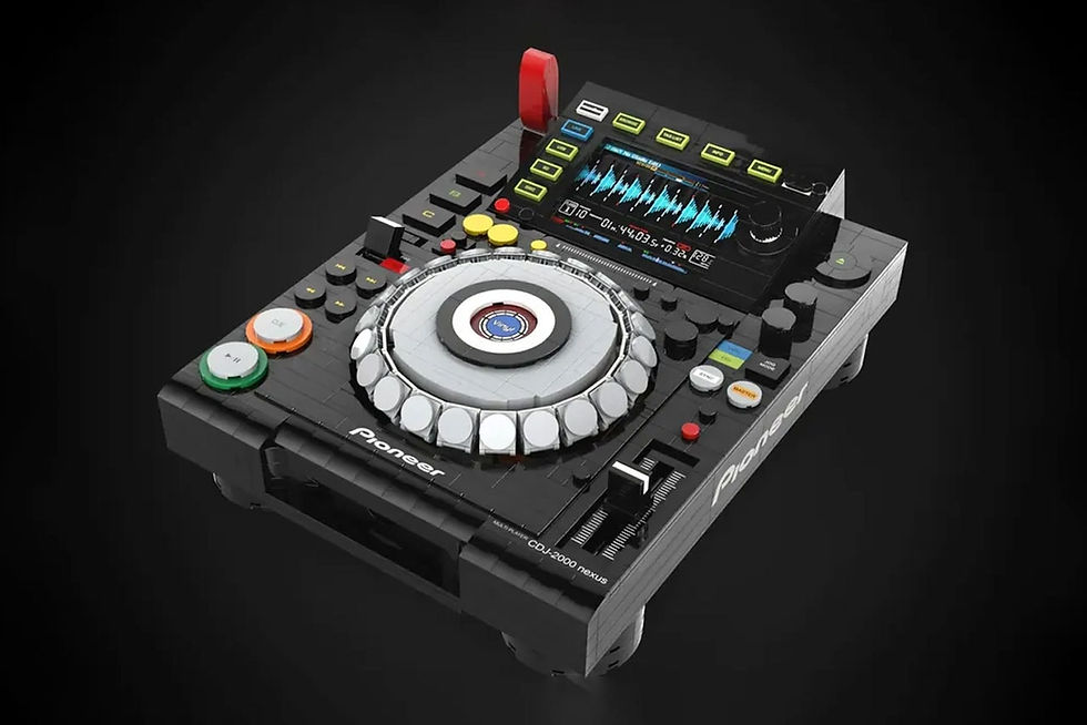 La réplique de la console CDJ 2000 Nexus de Pioneer est composée de 2 628 pièces LEGO, soigneusement agencées pour refléter la fonctionnalité du véritable équipement. Tout comme avec le véritable appareil, les utilisateurs peuvent insérer et retirer une clé USB pour télécharger de la musique, utiliser le fader de température, insérer et retirer des CD, ajuster la forme d'onde à l'aide d'une molette pour le panneau LED et parcourir les pistes sur le deuxième panneau LED. L'ensemble comprend également une série de boutons qui répondent aux commandes du CDJ 2000 Nexus.