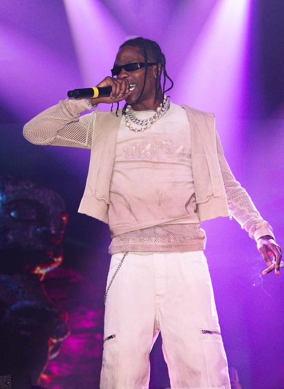 Cette collection à venir semble être une continuation du thème visuel choisi par Travis Scott pour la promotion de son nouvel album UTOPIA, qui devrait sortir le 28 juillet 2023. La couleur marron foncé, voire sable, est un choix récurrent dans les collections de Travis, que ce soit pour ses collaborations passées avec Nike ou pour sa propre marque, Cactus Jack.
