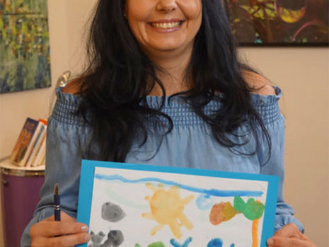 Sandra Nuspl mit Kinderzeichnung