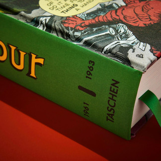 Pagina interna del 'Marvel Comics Library Fantastic Four Vol. 1', mostrando una vivida illustrazione a colori dei Fantastici Quattro in azione,