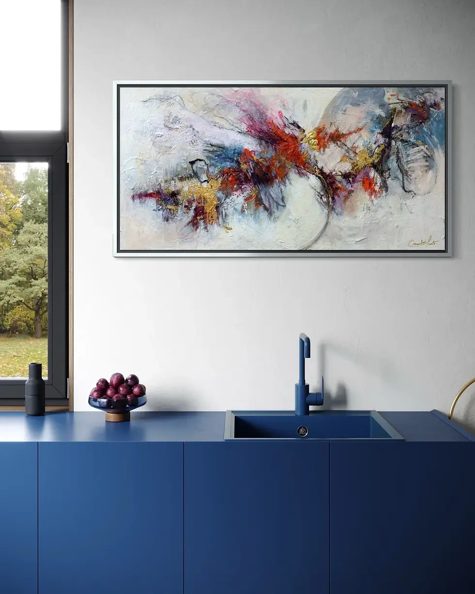 Miniature : Tempête intime, tableau abstrait horizontal aux feuilles d’or dans cuisine moderne bleue.