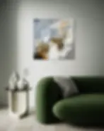 Tableau abstrait gris bleu ocre doré au-dessus canapé vert intérieur design