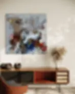 tableau abstrait 48x48 aux tons blancs, bleus, rouges et dorés, évoquant un mouvement ascendant dans un décor