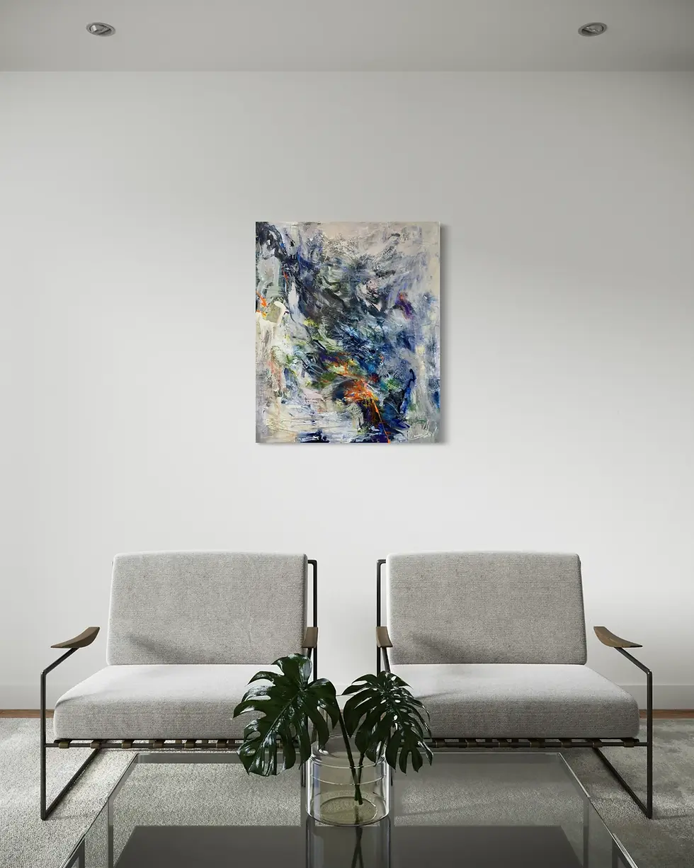 Miniature : Peinture abstraite contemporaine accrochée sur mur blanc au-dessus de deux fauteuils gris modernes