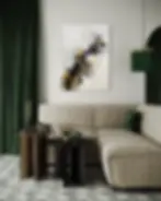 Tableau abstrait En soi intégré dans un salon élégant aux accents vert profond.