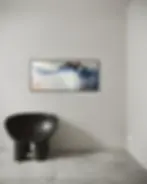Tableau abstrait contemporain Entre deux vents de Mariclair Plante présenté encadré dans un intérieur design minimaliste