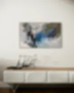 Tableau abstrait bleu et gris dans un espace résidentiel moderne.