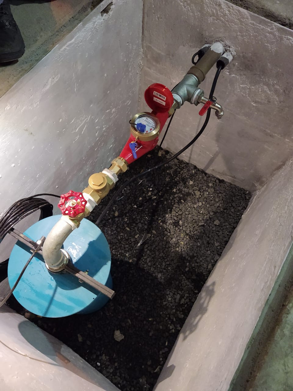 Poço artesiano subterrâneo, com hidrômetro, torneira de coleta e tubulação de monitoramento