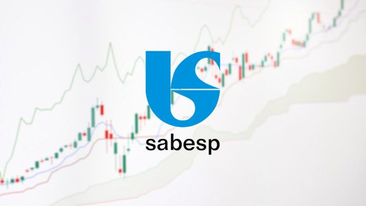 Logo da Sabesp na frente de uma tela que mostra um gráfico em alta; companhia tem números acima do esperado no segundo trimestre de 2025