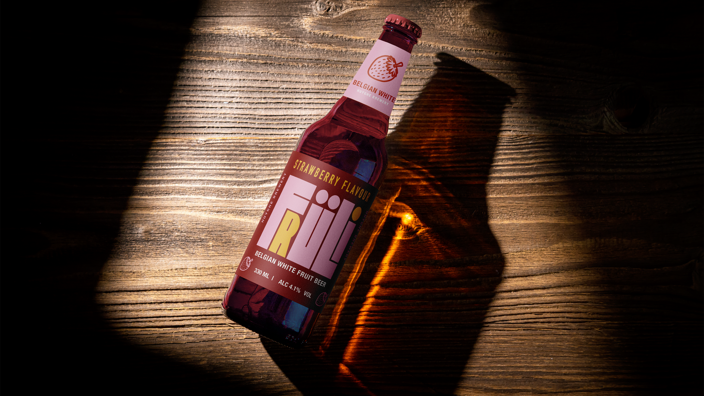 Beer_Bottle_on_Wood_Background_Mockup.png