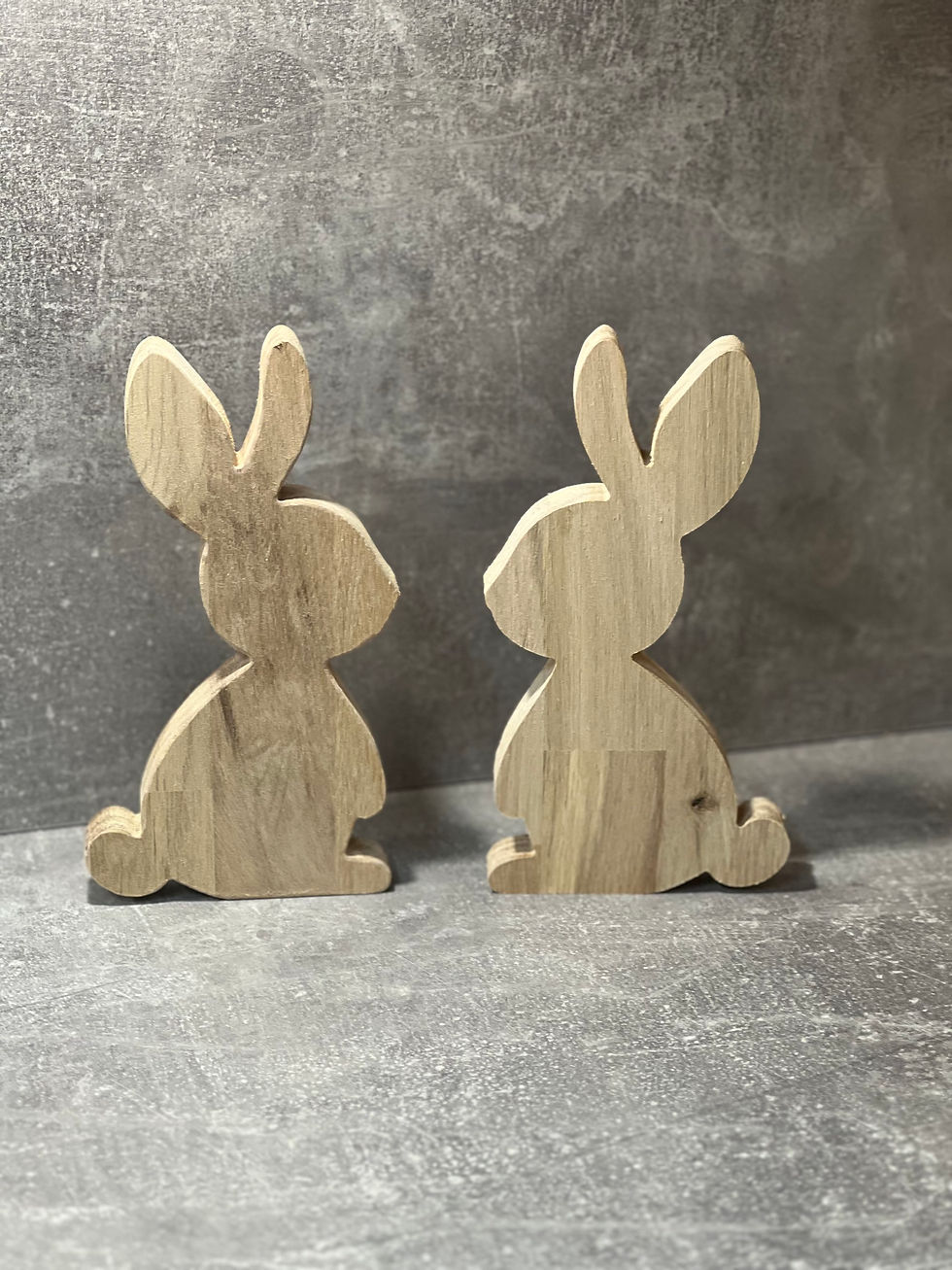 Miniatyrbilde: Dekorative påskeharer i eik 