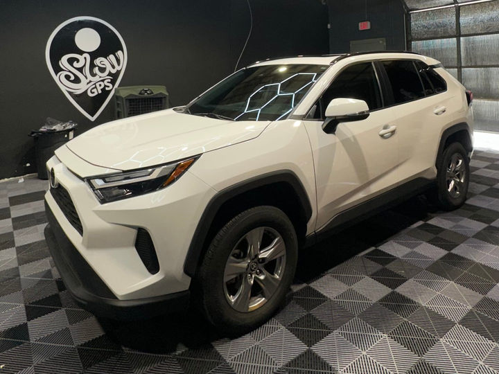 White Toyota RAV4 at SlowGPS