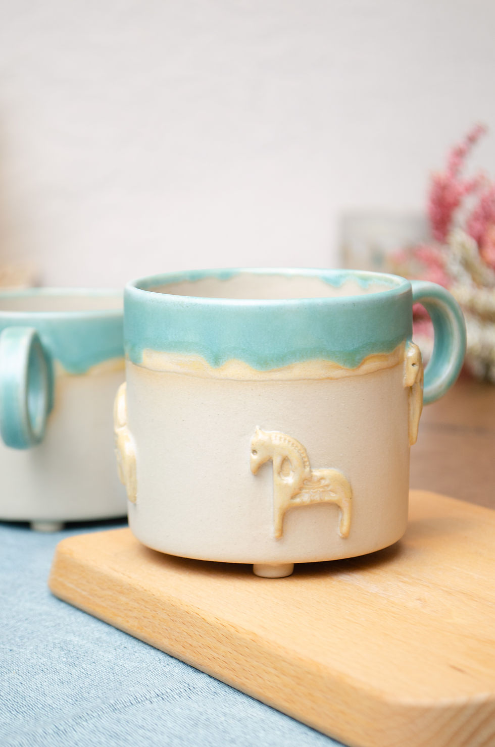 Thumbnail: Antik at kabartma desenli ve parlak turkuaz mavi sırlı kenarlı stoneware seramik kupa.