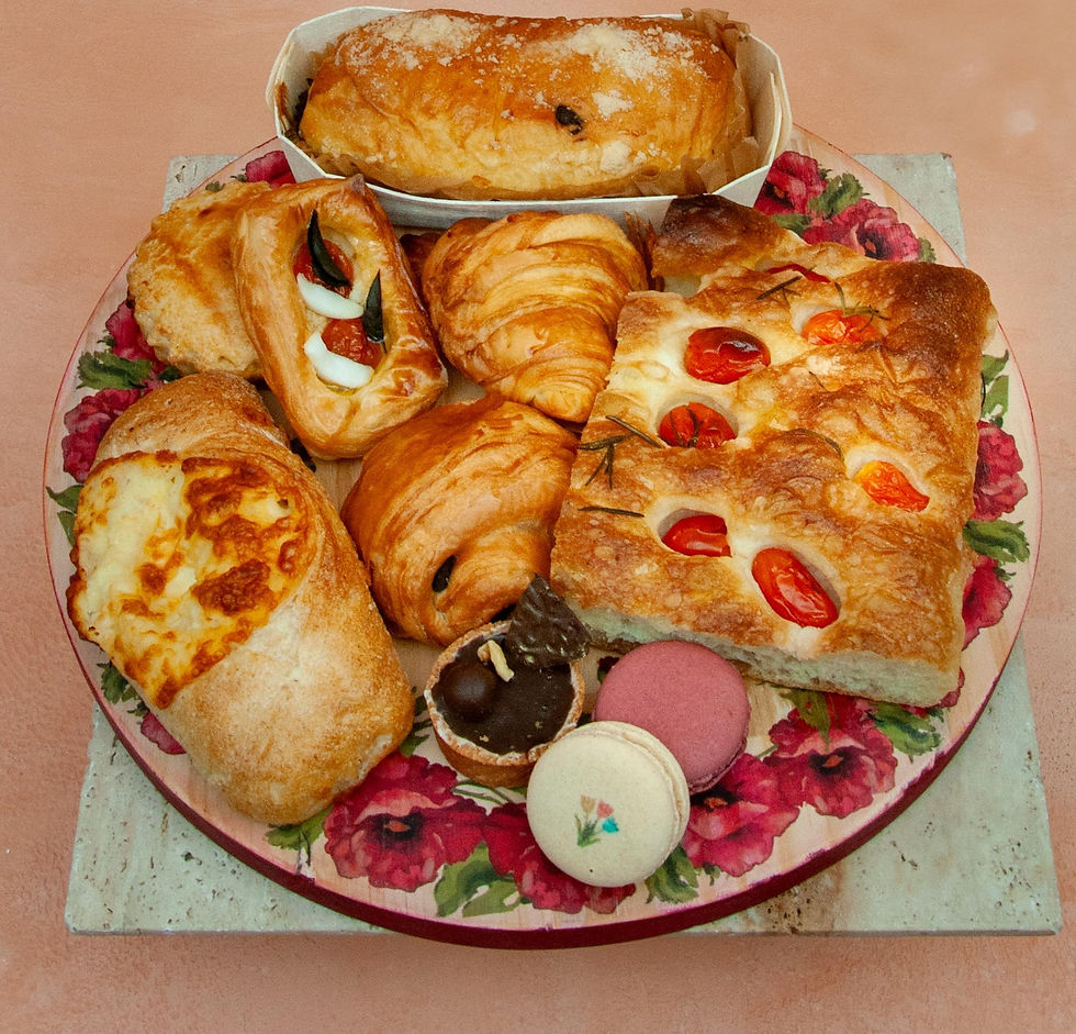 Café na bandeja pintada à mão