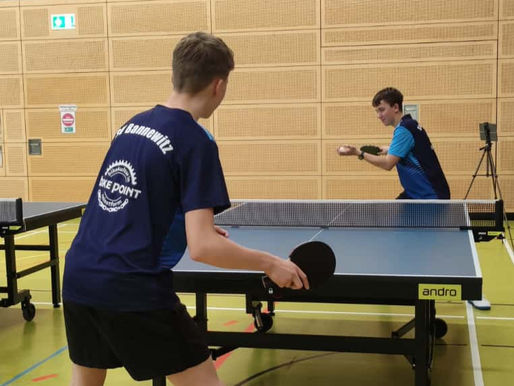 Kinder beim Techniktraining und Aufwärmen