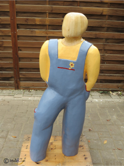 Skulptur eines Mannes in Latzhose