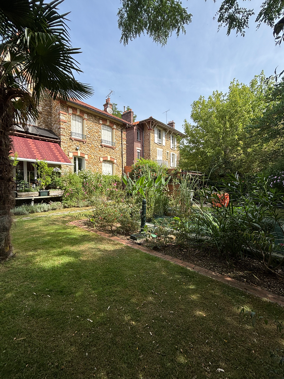 Jardin clos à l'anglaise avec pelouse et coin potager
