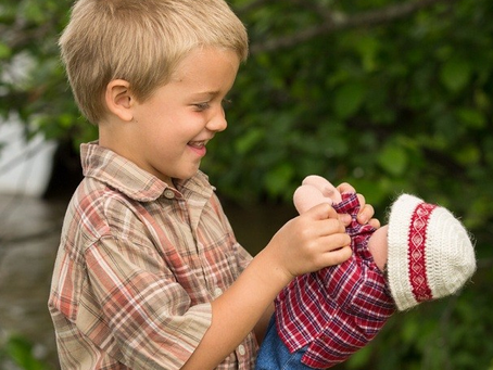 A mi hijo le gusta jugar con muñecas ¿qué hago?