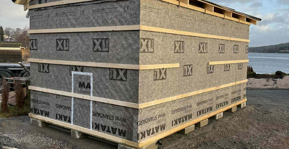 Attefallshus byggt i Eksjö monterat på plats hos kund i Gränna med utsikt över vatten