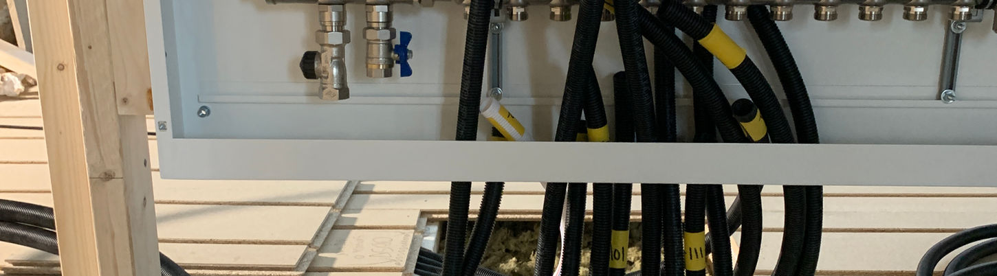 Professionell installation av golvvärmecentral med fördelarskåp och rörsystem – JRW Bygg i Eksjö, Höglandet och Jönköping.
