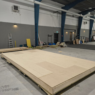 Mobil golvsektion till modulhus under uppbyggnad i industrihall