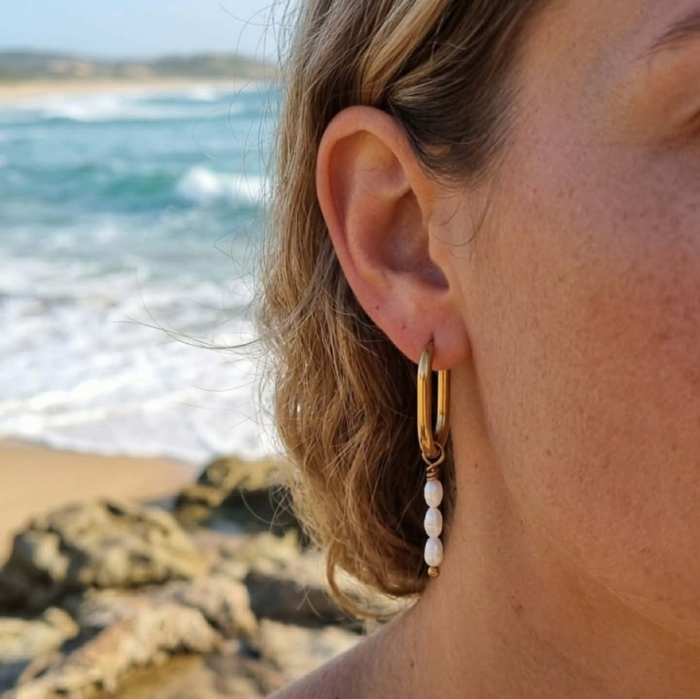 Thumbnail: Freshwater Rice Pearl & Gold Oval Hoop Earrings