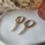 Thumbnail: Freshwater Rice Pearl & Gold Oval Hoop Earrings