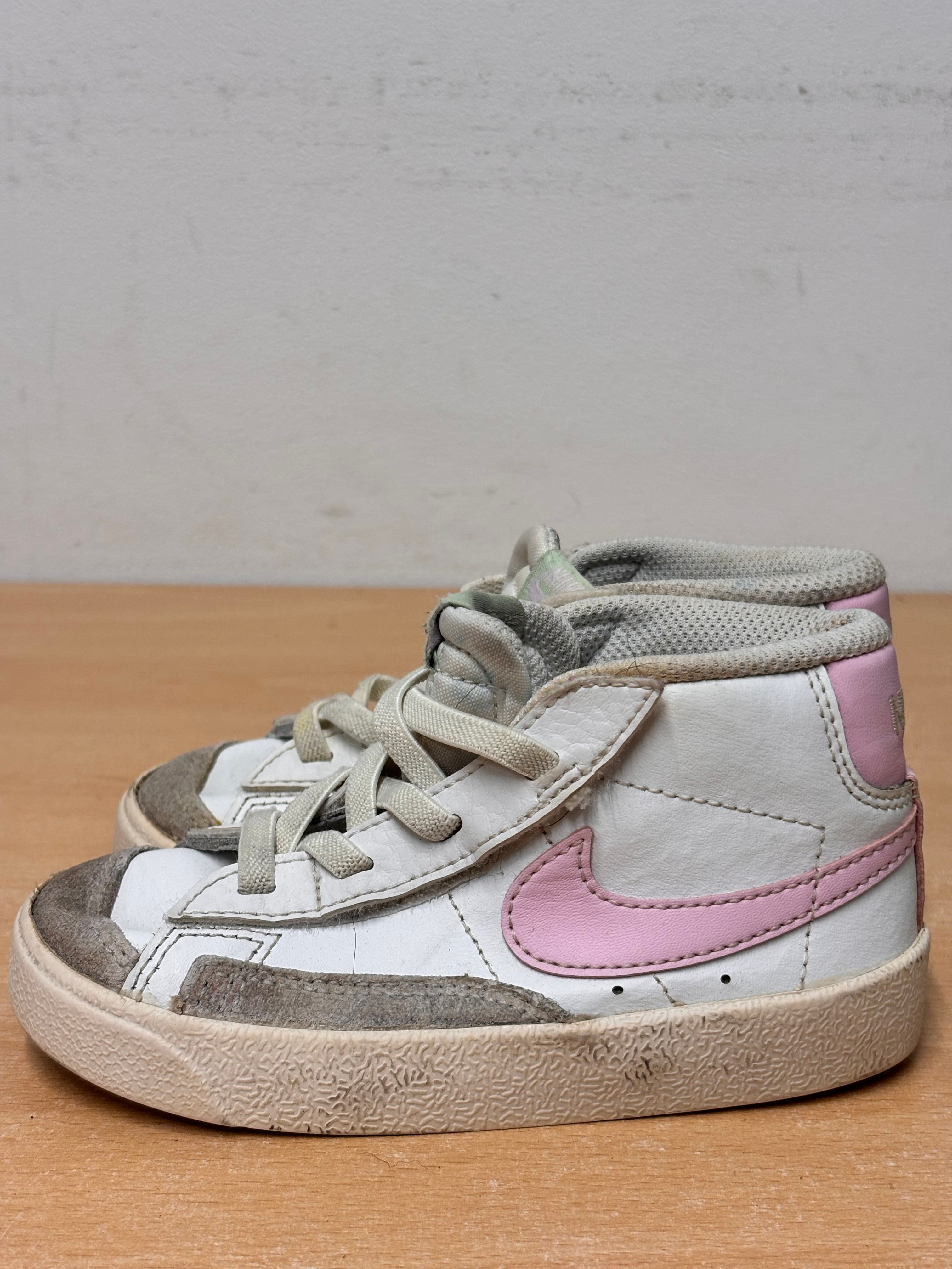Nike Blazer Mid '77 Kids Basketball Shoes (White/Pink) Size 7.5 (S210)