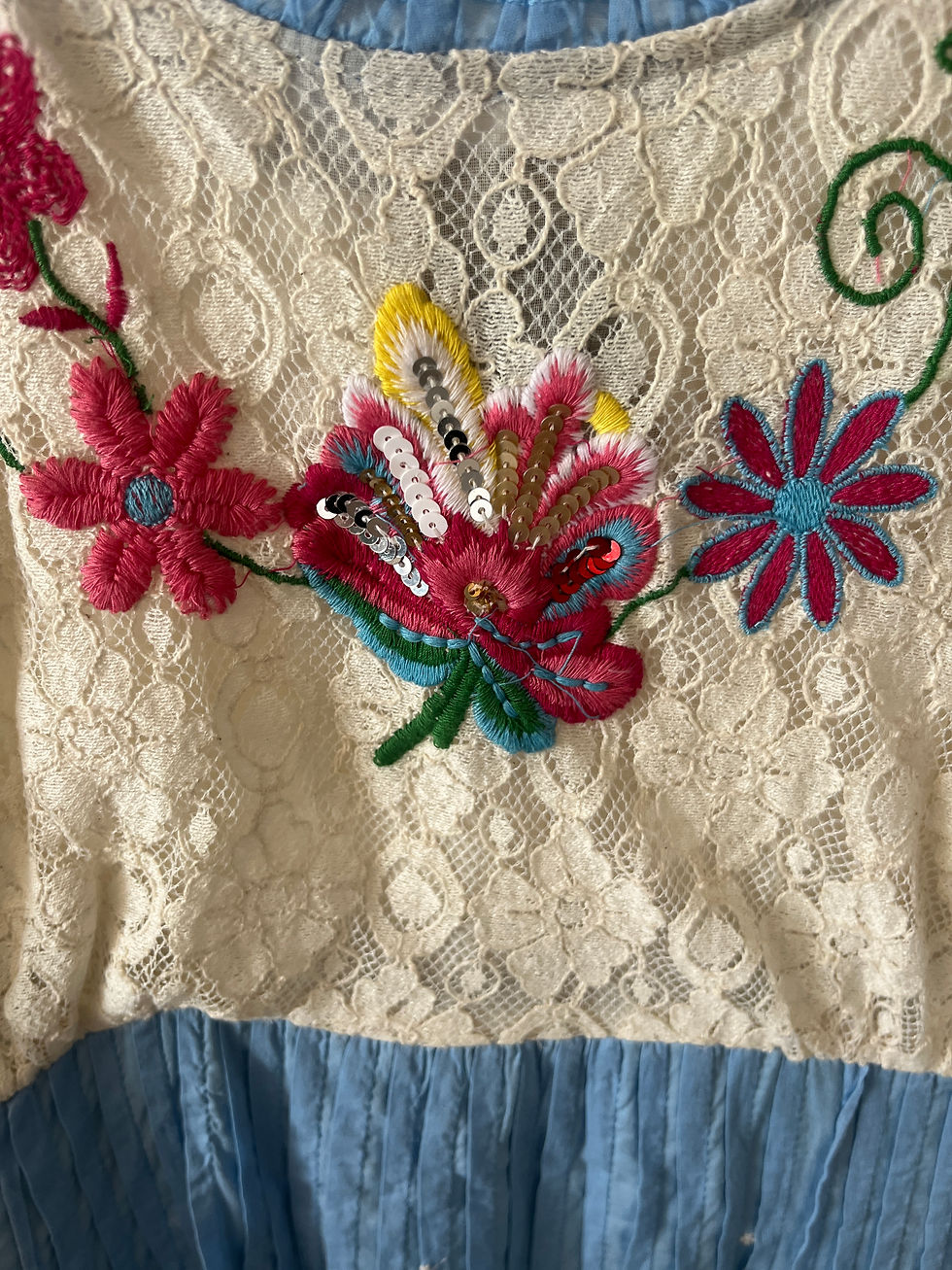 Miniatura: Vestido flores bordadas