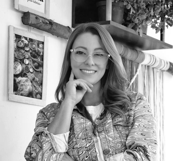 Creadora de Aitná producción de moda artesanal sostenible con fibras naturales y estampado marmolado.