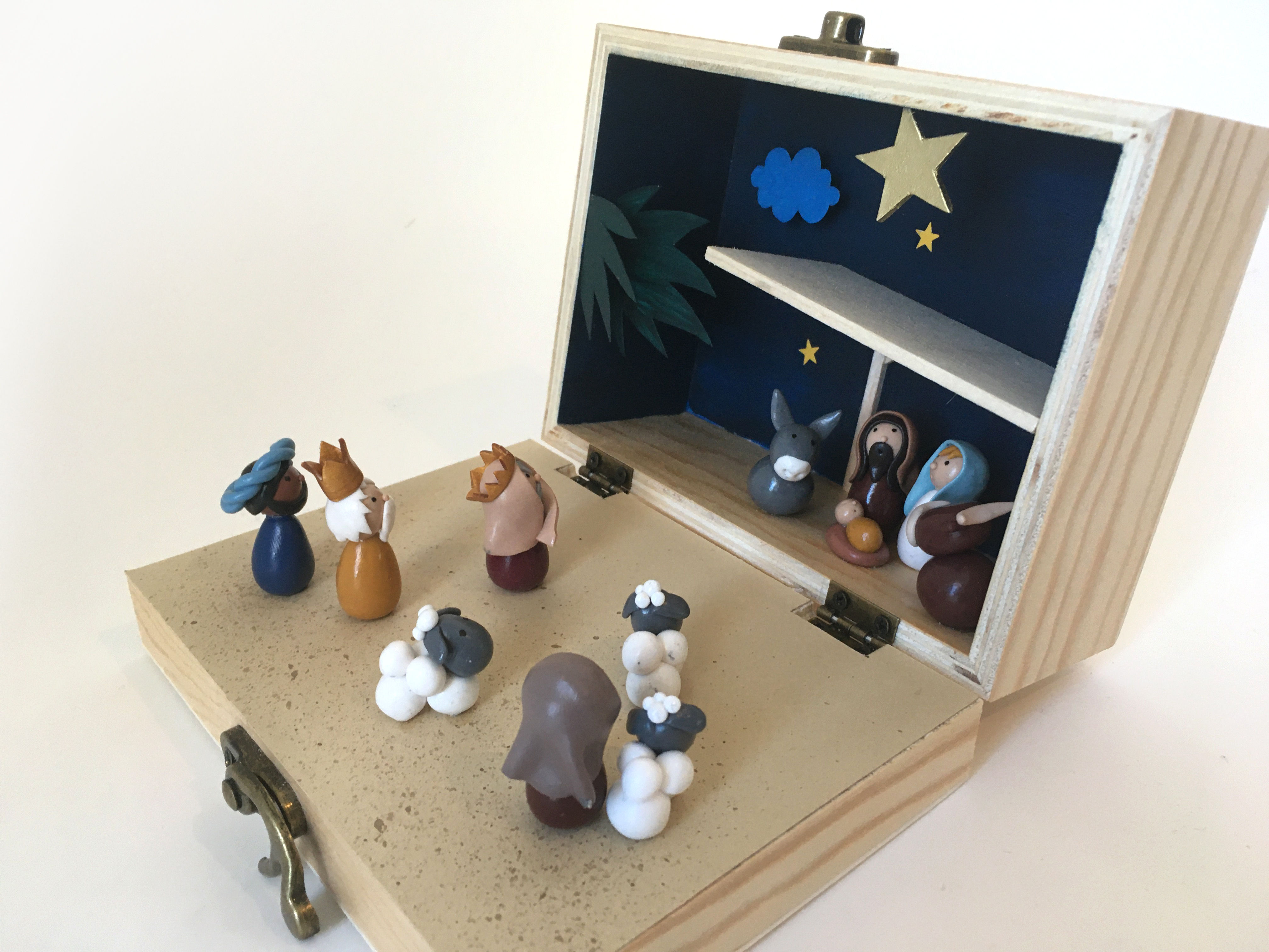 Crèche de Noël dans une petite valise