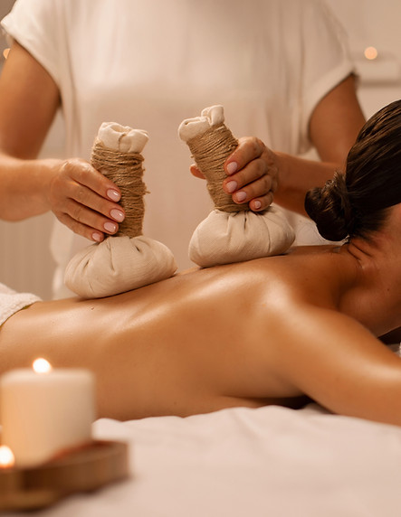 Massage aux compresses d'herbes thai