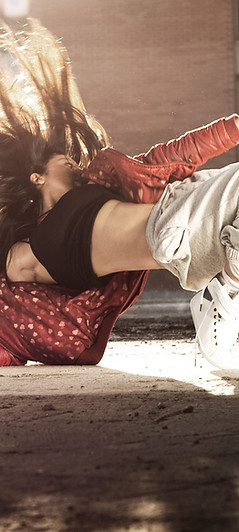 Coole Moves zu den neuesten Beats. Unsere Hip Hop Fusion Kurse sind eine Mischung aus lässigen Tanzschritten, Akrobatischen Elementen und Fitness. Es geht um Spaß und Tanzen in einem Mix aus Hip Hop Elementen, Modern Dance und Jazz Dance.