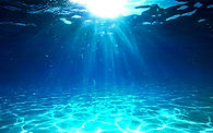 Sott'acqua in un mare blu - Abisso profondo con luce solare astratta_edited_edited.jpg