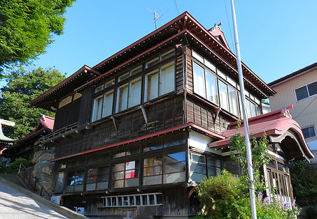 ​映画「ライアンの祈り」撮影現場 出演者の滞在先にも起用された ​風情ある大正ロマン漂う建造物 ”神楽殿”と”社務所”