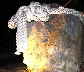 大祐明神岩一対の内手前側明神岩ライトアップ