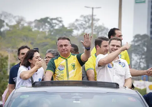 Jair Bolsonaro em carreata em Juiz de Fora seis anos após a facada.