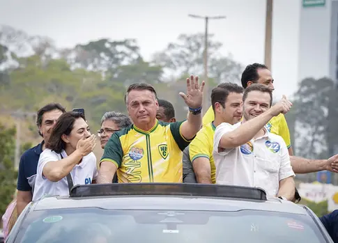 Jair Bolsonaro em carreata em Juiz de Fora seis anos após a facada.