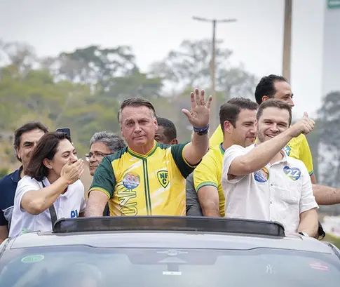Jair Bolsonaro em carreata em Juiz de Fora seis anos após a facada.
