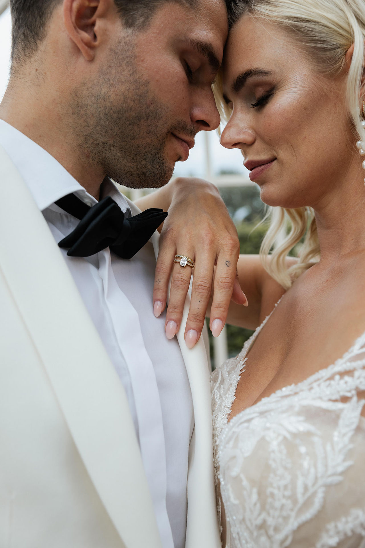 Elegante Hochzeit im Gewächshaus mit floraler Dekoration