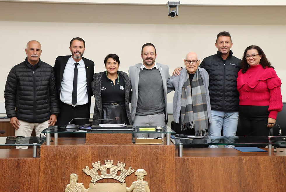 A Câmara Municipal realizou, nesta quinta-feira (26), uma sessão comemorativa em celebração aos 104 anos do Figueirense Futebol Clube. Fundado em 12 de junho de 1921, o clube surgiu do sonho do jovem Jorge Albino Ramos e de um grupo de amigos apaixonados por futebol e remo, que se reuniam sob a figueira da Praça XV de Novembro, no centro da capital.